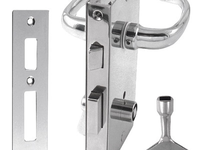 Serratura con blocco girevole da un lato e chiave sblocco dall’altro