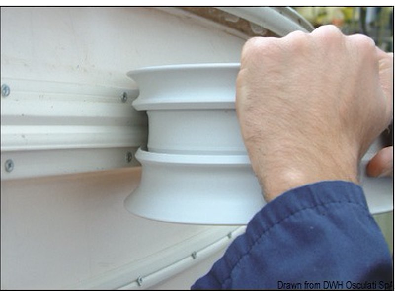 Parabordo per montaggio su scafi con giunzione a labbro