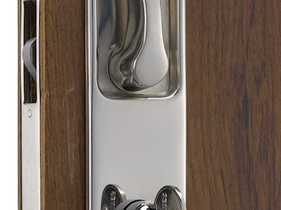 Serratura per porte scorrevoli con maniglie incassate, chiave YALE esterna, blocco interno