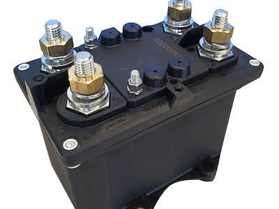 Staccabatteria automatico bipolare (teleruttore generale di corrente con alimentazione separata della bobina)