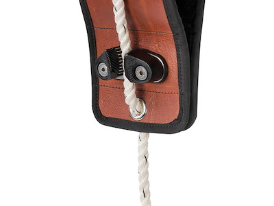 Attacco in pelle per parabordi su corrimano 