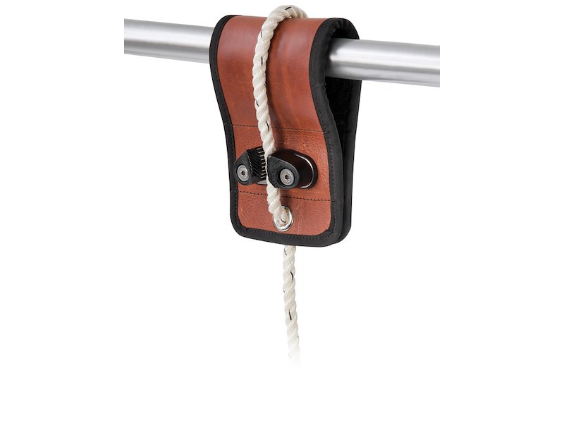 Attacco in pelle per parabordi su corrimano 